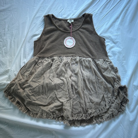 Umgee Tops - NWT Umgee Sleeveless Tan Top Women’s Size Small Wrap Hem Layered